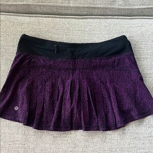 Lululemon pace rival with pleats in a back. Size 8. Purple/black